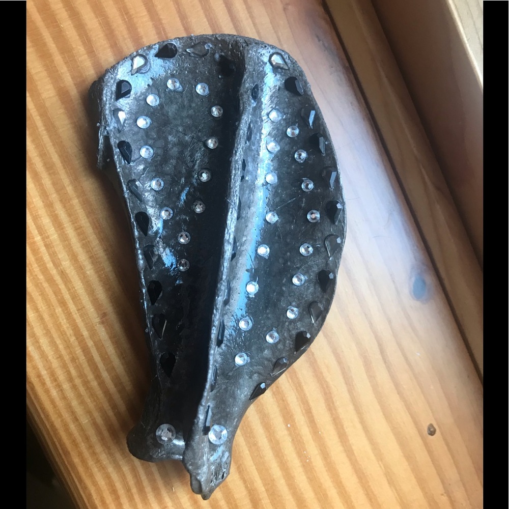 Jeweled scapula bone